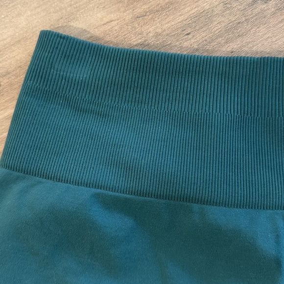 Aurola Green HighWaisted Three Tier Compressive Waist 5” Biker Shorts Size Small - Picture 2 of 3